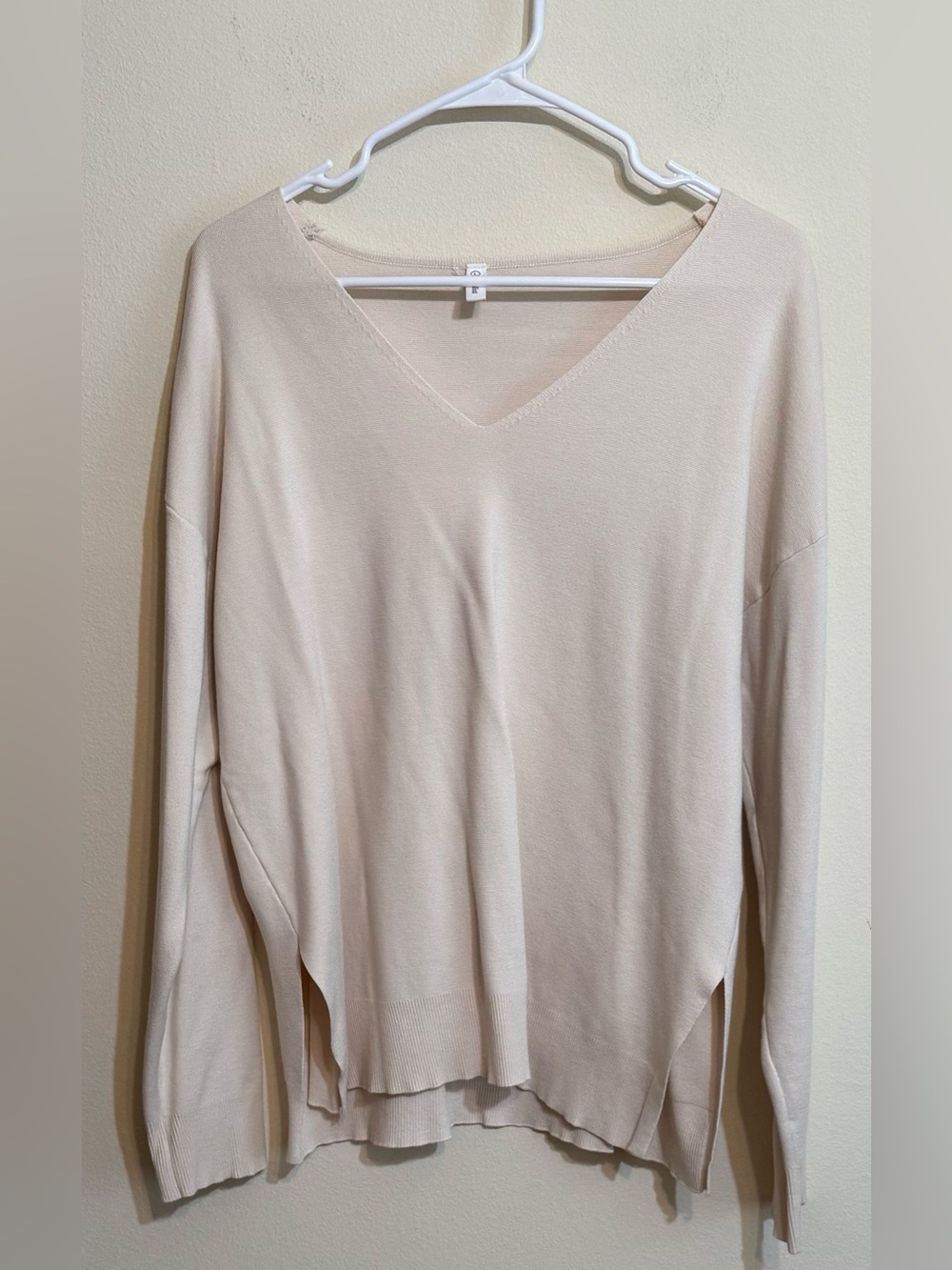 Wishlist Light Cream V-Neck Women's Sweater L